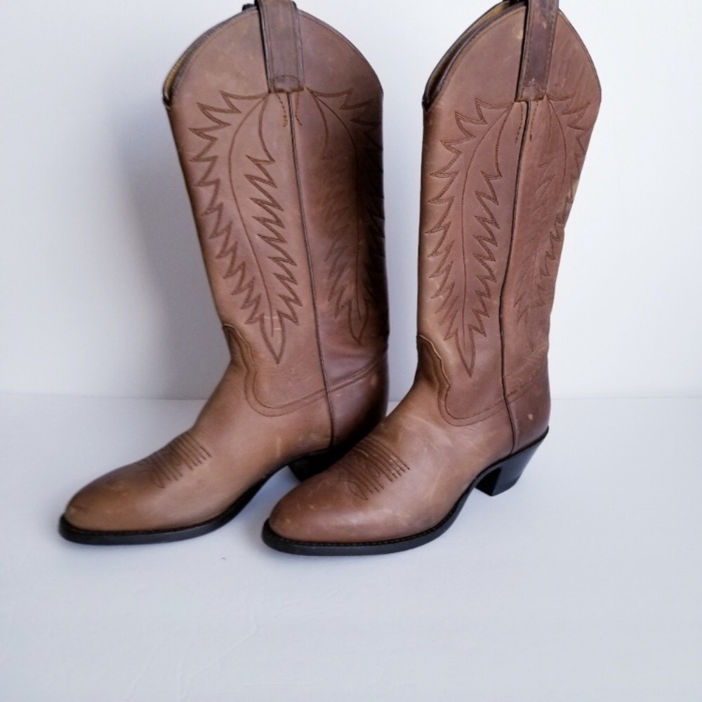 Women’s Tony Lama cowboy boots.